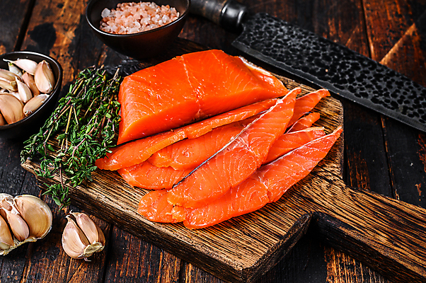 포토 JPG 해외이미지 그릇 실내 마늘 사람없음 나이프 허브 슬라이스 연어 식칼 나무도마 연어요리 연어회 훈제연어 나무배경 핑크솔트 해외포토 식물 식기 음식 백그라운드 채소 주방용품 도마 어류 내부 목재 생선회 칼 소금 훈제 파일형식 이미지허브