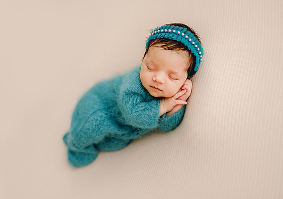 포토 JPG 해외이미지 백인 여자 실내 한명 사람 아기 신생아 머리띠 잠 여자아기한명만 해외포토 서양인 1 장신구 내부 여자한명만 여자아기만 파일형식 이미지허브