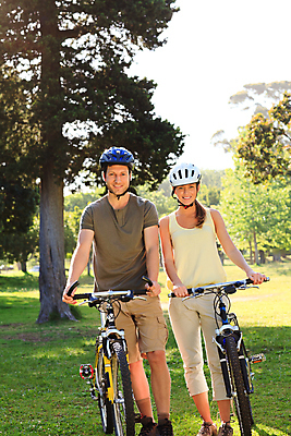 포토 JPG 해외이미지 주간 전신 백인 커플 공원 여자 남자 커플라이프 서기 미소 성인 야외 두명 앞모습 운동 건강관리 자전거 잡기 헬멧 성인만 해외포토 자연요소 서양인 라이프스타일 공공시설 뷰포인트 관계 모션 표정 건강 관리 사람 바이크 보호장비 파일형식 이미지허브