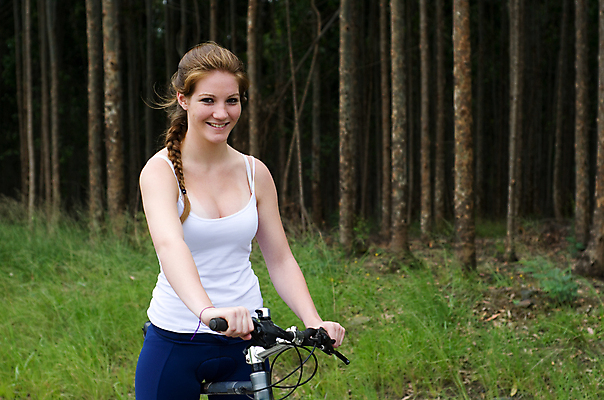 포토 JPG 해외이미지 1 라이프스타일 여자 행복 스포츠 여행 자연 산 건강 한명 사람 야외 운동 자전거 기쁨 숲 순환 바이킹 해외포토 감정 모션 생활 바이크 생태계 파일형식 이미지허브