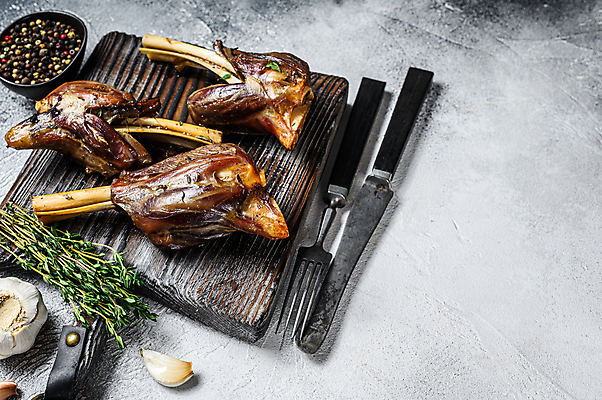 포토 JPG 해외이미지 포크 실내 사람없음 나이프 흰배경 양고기 나무도마 백리향 양고기구이 해외포토 식기 백그라운드 도마 육류 내부 목재 흰색 칼 구이 파일형식 이미지허브