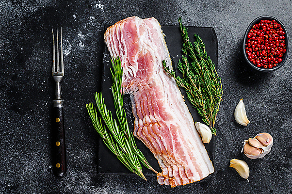 포토 JPG 해외이미지 포크 검은배경 실내 마늘 사람없음 하이앵글 베이컨 로즈메리 백리향 해외포토 식기 뷰포인트 백그라운드 채소 돼지고기 내부 검은색 허브 파일형식 이미지허브