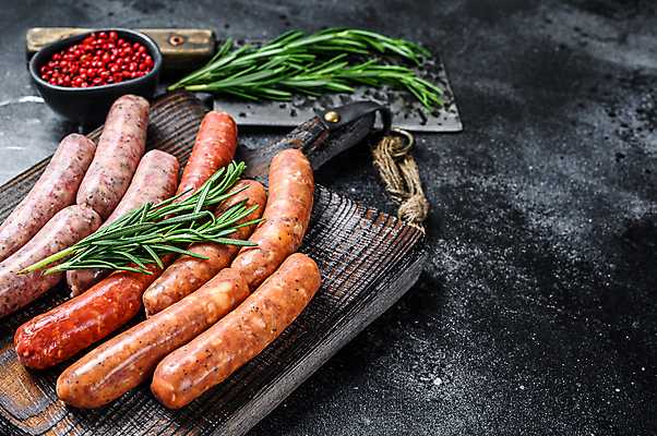 포토 JPG 해외이미지 검은배경 실내 사람없음 소시지 로즈메리 나무도마 해외포토 백그라운드 도마 내부 목재 검은색 가공식품 허브 파일형식 이미지허브