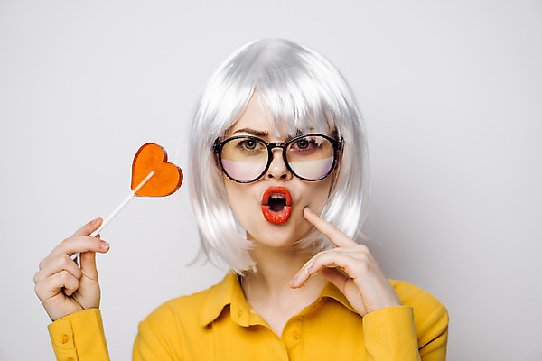 포토 JPG 해외이미지 여자 막대사탕 입벌림 한명 들기 상반신 성인 앞모습 하트 은색 가발 성인여자한명만 안경낌 힙스터 해외포토 모양 1 패션 안경 뷰포인트 컬러 모션 표정 사탕 사람 여자한명만 성인여자만 파일형식 이미지허브