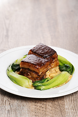 포토 JPG 해외이미지 접시 실내 돼지고기 사람없음 중식 청경채 동파육 나무배경 해외포토 식기 음식 백그라운드 채소 육류 내부 파일형식 이미지허브