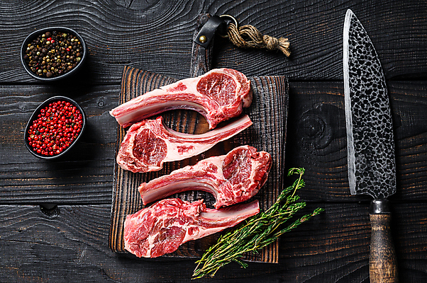 포토 JPG 해외이미지 식재료 실내 생고기 사람없음 하이앵글 날것 식칼 양고기 나무도마 양갈비 나무배경 해외포토 뷰포인트 백그라운드 주방용품 도마 육류 내부 목재 파일형식 이미지허브