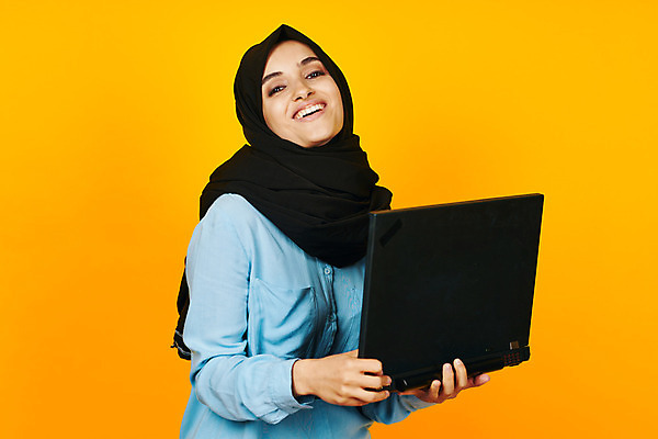 포토 JPG 해외이미지 모델 직업 학생 전통 손 여자 행복 분홍색 백그라운드 인터넷 비즈니스 한명 미소 사람 동양인 옆모습 파란색 노트북 스마트폰 쇼핑 컴퓨터 노란색 공책 목도리 흰색 네트워크 중앙 이슬람교 대학교 긍정 동쪽 고립 목업 스타일 해외포토 1 잡화 감정 종교 뷰포인트 컬러 컨셉 학교 문구용품 표정 인종 신체부위 전자제품 핸드폰 스마트기기 방향 파일형식 이미지허브