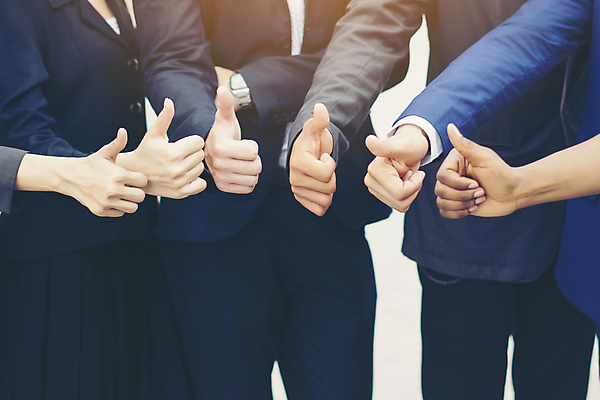 포토 JPG 해외이미지 직업 여자 남자 행복 비즈니스 사업가 손가락 성공 함께함 사람 여러명 엄지손가락 비즈니스맨 비즈니스우먼 그룹 사인 보여주기 경영 승인 지원 해외포토 손 감정 다수 컨셉 모션 직장인 파일형식 이미지허브