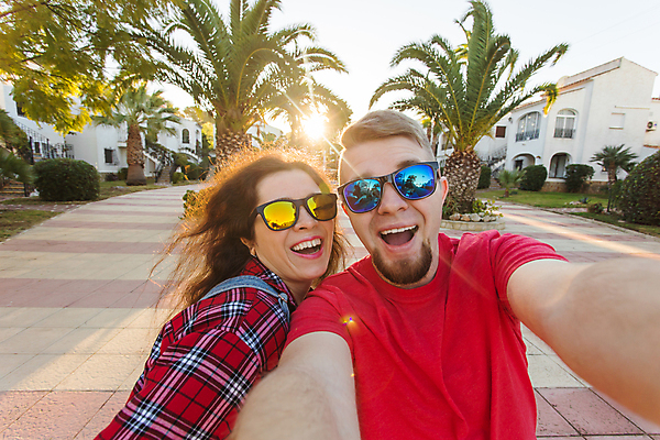 포토 JPG 해외이미지 나무 라이프스타일 커플 행복 유럽 여행 백그라운드 셔츠 하늘 모바일 휴가 수염 손바닥 사랑 사람 야외 두명 초록색 30대 금발 태양 뷰티 갈색 일몰 긍정 내추럴 해외포토 자연요소 식물 헤어스타일 손 감정 나라 컬러 컨셉 상의 관계 생활 장년 노을 파일형식 이미지허브