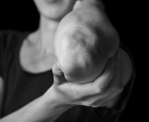 포토 JPG 해외이미지 백인 여자 검은배경 흑백 실내 한명 상반신 성인 앞모습 고통 잡기 보여주기 팔꿈치 성인여자한명만 해외포토 서양인 1 감정 뷰포인트 백그라운드 모션 촬영기법 사람 내부 신체부위 검은색 팔 여자한명만 성인여자만 파일형식 이미지허브