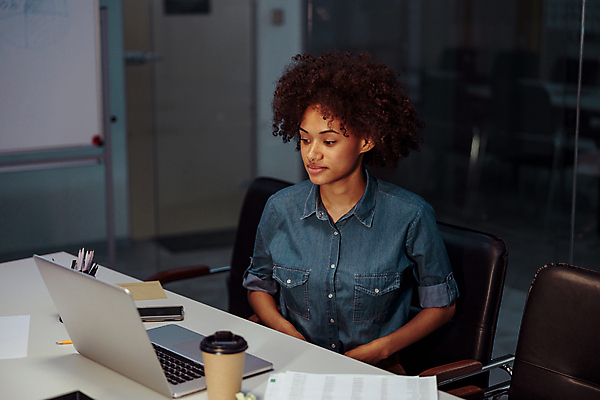 포토 JPG 해외이미지 서양인 우먼라이프 응시 여자 흑인 의자 한명 앉기 상반신 성인 앞모습 노트북 업무 비즈니스우먼 책상 회의실 성인여자한명만 해외포토 외국인 1 라이프스타일 시선 뷰포인트 가구 비즈니스 모션 사람 전자제품 작업 직장인 여자한명만 성인여자만 파일형식 이미지허브