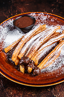 포토 JPG 해외이미지 접시 디저트 실내 사람없음 초콜릿 슈가파우더 츄러스 나무배경 해외포토 식기 음식 백그라운드 내부 파일형식 이미지허브