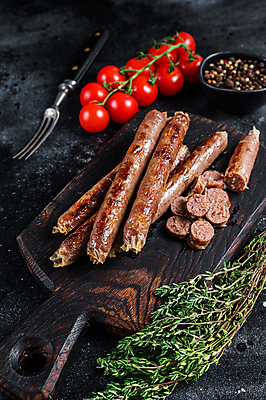 포토 JPG 해외이미지 방울토마토 검은배경 실내 사람없음 소시지 나무도마 백리향 소시지구이 해외포토 백그라운드 토마토 도마 내부 목재 검은색 가공식품 구이 파일형식 이미지허브