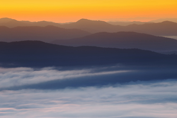 포토 JPG 해외이미지 공원 아시아 여행 백그라운드 오렌지 태국 자연 하늘 아침 산 그림자 사람없음 야외 뷰티 노란색 일출 환경 계곡 어둠 새벽 트래킹 하이킹 추위 안개 시골 숲 언덕 장면 내추럴 뿌연 생태학 오지 전국 절정 해외포토 주간 자연요소 공공시설 교육 나라 컬러 과일 레저 날씨 노을 생태계 파일형식 이미지허브