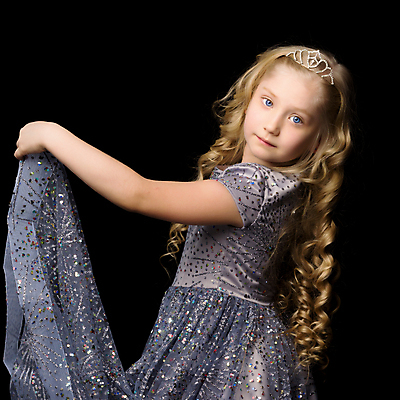 포토 JPG 해외이미지 백인 응시 드레스 여자 어린이 포즈 검은배경 실내 한명 상반신 옆모습 잡기 티아라 공주옷 소녀한명만 해외포토 서양인 1 시선 옷 뷰포인트 백그라운드 모션 왕관 사람 내부 검은색 여자한명만 소녀만 파일형식 이미지허브