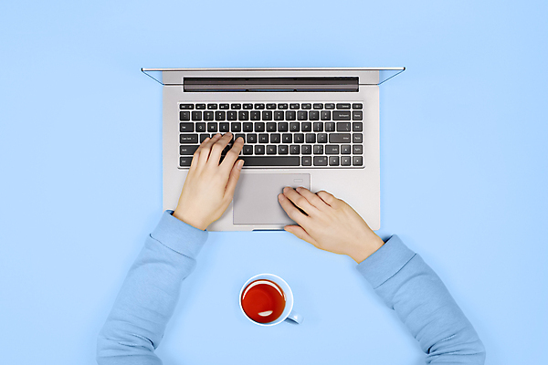 포토 JPG 해외이미지 학생 여자 음료 백그라운드 인터넷 통신 탁자 새로움 흑백 관리 사람 성인 사람없음 컵 파란색 노트북 컴퓨터 알약 스크린 모니터 공백 회색 키보드 작업 무선전화기 온라인 고립 해외포토 식기 컬러 가구 컨셉 촬영기법 전자제품 약 전화기 파일형식 이미지허브