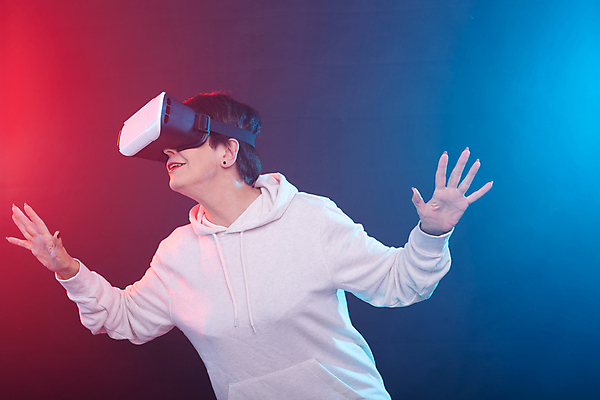 포토 JPG 해외이미지 디자인 응시 여자 안경 무기 백그라운드 컨셉 티셔츠 새로움 고글 아이디어 기술 관리 한명 10대 3D 디지털 스트레칭 장비 회색 게임 흰색 잡기 사이버 슛 비전 동영상 혁명 구성 웨어러블 가상 가상현실 현실 해외포토 1 시선 잡화 컬러 셔츠 모션 청소년 놀이 사람 운동 디지털합성 파일형식 이미지허브