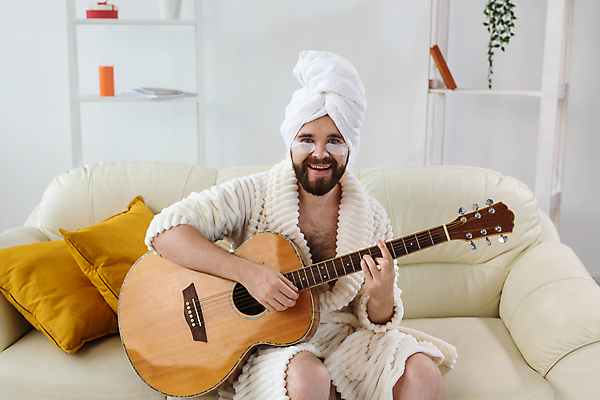 포토 JPG 해외이미지 응시 남자 연주 수염 한명 상반신 성인 앞모습 수건 뷰티 기타 목욕가운 스킨케어 아이팩 성인남자한명만 해외포토 1 시선 음악 뷰포인트 현악기 사람 위생용품 가운 남자한명만 성인남자만 파일형식 이미지허브