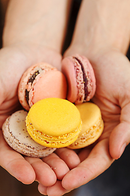 포토 JPG 해외이미지 남자 음식 분홍색 디저트 관리 선물 사람없음 쿠키 케이크 초콜릿 기쁨 프랑스 달콤 맛 부드러움 마카롱 프랑스어 서쪽 맛있는 해외포토 문자 감정 유럽 컬러 컨셉 사람 감각 방향 파일형식 이미지허브