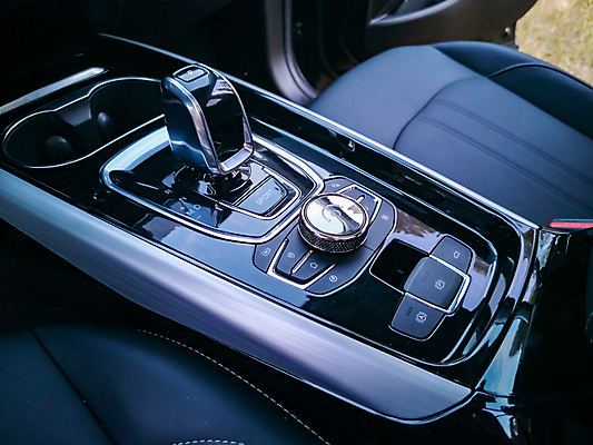 포토 JPG 해외이미지 라이프스타일 디자인 이동 교통시설 자동차 손잡이 사람없음 내부 빛 금속 검은색 힘 장비 운전 판넬 막대기 변화 고급 은색 가죽 속도 시작 전자 전염 광택 엔진 반전 스위치 기어 멀티미디어 위로 그만 엘리먼트 자동 제어 조작 스타일 해외포토 육상교통 컬러 교통 컨셉 모션 재질 생활 질병 시설 감염 파일형식 이미지허브