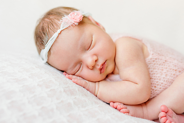 포토 JPG 해외이미지 백인 드레스 여자 꽃 한명 사람 귀여움 아기 신생아 머리띠 잠 담요 여자아기한명만 해외포토 서양인 식물 1 옷 컨셉 장신구 여자한명만 여자아기만 파일형식 이미지허브