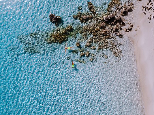 포토 JPG 해외이미지 전신 모래 바다 섬 물놀이 휴가 사람 해변 두명 맑음 수영 떠있는 지중해 그리스 항공촬영 해외포토 유럽 뷰포인트 모션 놀이 날씨 수상스포츠 파일형식 이미지허브