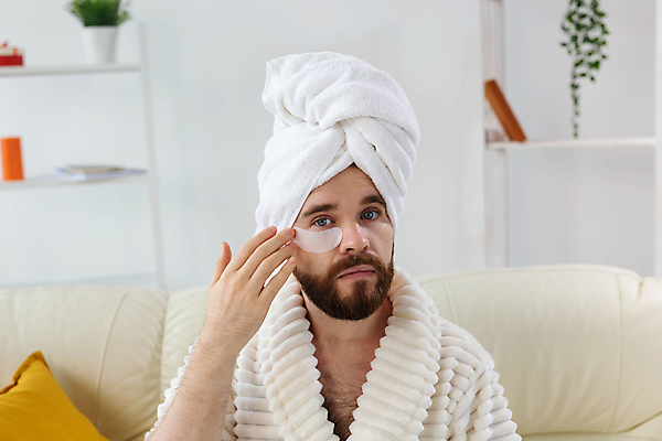 포토 JPG 해외이미지 응시 남자 수염 한명 상반신 성인 앞모습 수건 뷰티 목욕가운 스킨케어 붙이기 아이팩 성인남자한명만 해외포토 1 시선 뷰포인트 모션 사람 위생용품 가운 남자한명만 성인남자만 파일형식 이미지허브