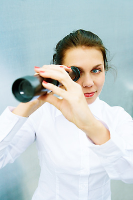 포토 JPG 해외이미지 백인 외관 응시 여자 과학 컨셉 비즈니스 청소년 미래 설계 갈색머리 한명 사람 20대 야외 망원경 관찰 도시 비즈니스우먼 예측 검색 비전 네비게이션 발견 스파이 성인여자만 해외포토 서양인 1 헤어스타일 시선 모션 청년 직장인 여자만 성인만 파일형식 이미지허브