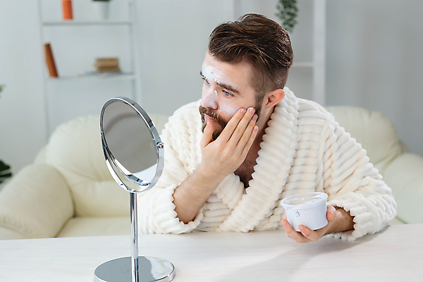 포토 JPG 해외이미지 응시 남자 수염 한명 상반신 성인 뷰티 거울 목욕가운 바르기 스킨케어 수분크림 성인남자한명만 해외포토 1 시선 모션 사람 화장품 가운 남자한명만 성인남자만 파일형식 이미지허브