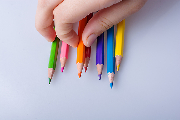 포토 JPG 해외이미지 손 디자인 컨셉 손가락 색연필 미술 신체부위 잡기 오브젝트 흰배경 미술교육 해외포토 교육 백그라운드 모션 문화예술 학용품 사람 흰색 파일형식 이미지허브