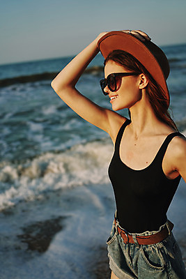 포토 JPG 해외이미지 주간 여자 여유 휴식 한명 상반신 성인 해변 야외 옆모습 여름휴가 바캉스 선글라스 즐거움 성인여자한명만 해외포토 자연요소 1 감정 안경 바다 뷰포인트 컨셉 휴가 사람 여자한명만 성인여자만 파일형식 여름_계절 이미지허브