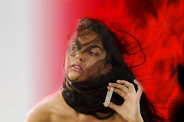 포토 JPG 해외이미지 백인 모델 여자 장신구 바람 추상 갈색머리 형상 미술 한명 사람 뷰티 유행 귀여움 검은색 화장품 흰색 화려 우아함 은색 보석 심볼 만족 다이아몬드 타격 강조 해외포토 자연요소 서양인 1 헤어스타일 감정 컬러 컨셉 무늬 모션 날씨 문화예술 광석 파일형식 이미지허브