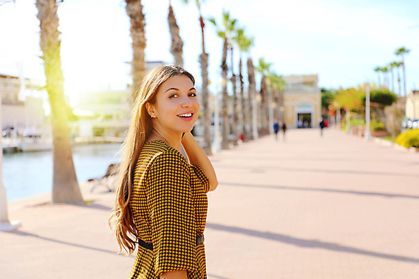 포토 JPG 해외이미지 백인 라이프스타일 드레스 옷 행복 유럽 바다 여행 휴가 휴식 한명 미소 사람 풍경 야자수 뷰티 유행 걷기 항구 산책 산책로 도시 자신감 스페인 우아함 닫기 지중해 포트 히스패닉 알리칸테 카피스페이스 브라질사람 해외포토 서양인 나무 1 감정 나라 길 컨셉 교통시설 모션 표정 생활 공백 파일형식 이미지허브