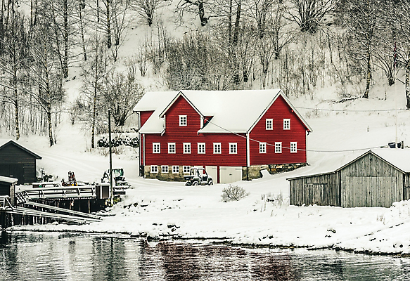 포토 JPG 해외이미지 구름 유럽 호수 바다 여행 겨울 하늘 휴가 산 주택 노르웨이 풍경 사람없음 야외 물 파란색 태양 뷰티 반사 여행객 마을 얼음 추위 흰색 도시 보트 장면 북쪽 타운 내추럴 스칸디나비아 절정 피오르 눈내림 해외포토 자연요소 계절 나라 컬러 사람 건물 눈 배 방향 지형 선박 파일형식 이미지허브