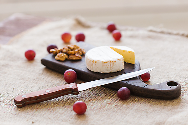 포토 JPG 해외이미지 포도 치즈 사람없음 아웃포커스 칼 안주 호두 나무도마 까망베르치즈 플레이팅 해외포토 과일 유제품 도마 촬영기법 목재 견과류 상차림 파일형식 이미지허브