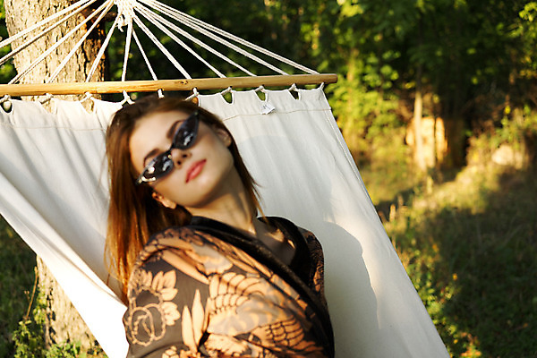 포토 JPG 해외이미지 주간 나무 백인 응시 여자 자연 그림자 한명 상반신 성인 야외 옆모습 아웃포커스 선글라스 눕기 햇빛 해먹 성인여자한명만 해외포토 자연요소 서양인 식물 1 시선 안경 뷰포인트 모션 촬영기법 사람 태양 침대 생태계 여자한명만 성인여자만 파일형식 이미지허브