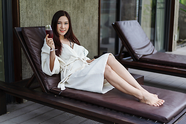 포토 JPG 해외이미지 백인 라이프스타일 응시 여자 행복 겨울 의자 태국 유리 호텔 휴식 수영장 한국 건강 한명 미소 사람 앉기 동양인 성인 빨간색 여름 뷰티 와인 일본 수영 스파 중국 흰색 목욕가운 갑판 휴양지 테라피 거짓말 해외포토 서양인 1 시선 계절 감정 아시아 컬러 가구 컨셉 배_교통 모션 재질 숙소 주류 표정 인종 생활 장소 수상스포츠 가운 파일형식 이미지허브