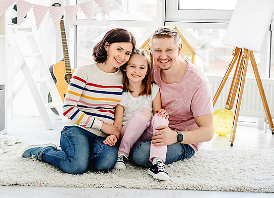 포토 JPG 해외이미지 전신 응시 여자 남자 딸 어린이 엄마 실내 앉기 성인 앞모습 세명 화목 기타 아빠 무릎꿇기 육아대디 해외포토 시선 뷰포인트 컨셉 가족 모션 현악기 사람 내부 파일형식 이미지허브