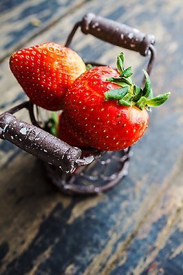 포토 JPG 해외이미지 접시 열매 컨셉 과일 탁자 딸기 디저트 사람없음 목재 컵 수건 수확 시골 신선 사발 달콤 은색 유기농 냅킨 날것 건강식 바이오 숙성 해외포토 나무 식물 식기 웰빙 음식 컬러 가구 농업 재료 위생용품 사기그릇 맛 파일형식 이미지허브