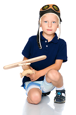 포토 JPG 해외이미지 전신 남자 어린이 컨셉 놀이 비행기 한명 소년 목재 앞모습 무릎꿇기 파일럿 비행기모형 비행모자 소년한명만 해외포토 나무 직업 모자_잡화 1 뷰포인트 재료 항공교통 모션 대중교통 사람 모형 남자한명만 소년만 파일형식 이미지허브