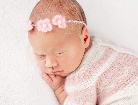 포토 JPG 해외이미지 여자 백그라운드 한명 미소 사람 기쁨 아기 신생아 머리띠 담요 흰배경 여자아기한명만 해외포토 1 감정 장신구 표정 흰색 여자한명만 여자아기만 파일형식 이미지허브