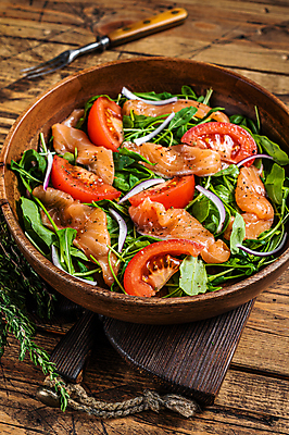 포토 JPG 해외이미지 포크 토마토 채소 양파 실내 사람없음 허브 연어 나무그릇 나무도마 연어샐러드 연어요리 나무배경 해외포토 식물 그릇 식기 음식 백그라운드 도마 어류 내부 목재 샐러드 파일형식 이미지허브