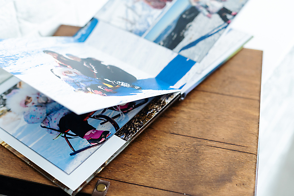 포토 JPG 해외이미지 실내 사람없음 아웃포커스 오픈 앨범 오브젝트 가족사진 나무탁자 해외포토 가족 탁자 촬영기법 내부 파일형식 단체사진 이미지허브