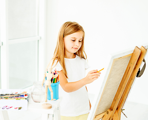 포토 JPG 해외이미지 백인 여자 어린이 미술 한명 들기 상반신 옆모습 그리기 팔레트 이젤 흰배경 연필꽂이 캔버스 소녀한명만 해외포토 서양인 1 뷰포인트 백그라운드 모션 문화예술 문구용품 사람 미술도구 흰색 여자한명만 소녀만 파일형식 이미지허브