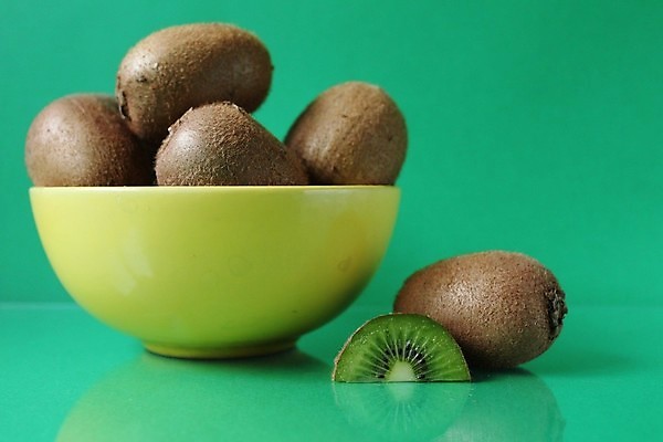 포토 JPG 해외이미지 그릇 단면 실내 키위 사람없음 반사 신선 달콤 초록배경 해외포토 식기 백그라운드 과일 내부 초록색 맛 파일형식 이미지허브