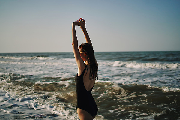 포토 JPG 해외이미지 주간 여자 수영복 여유 휴식 한명 상반신 성인 해변 야외 뒷모습 여름휴가 바캉스 선글라스 손들기 기지개 성인여자한명만 해외포토 자연요소 1 옷 감정 안경 바다 뷰포인트 컨셉 모션 휴가 사람 여자한명만 성인여자만 파일형식 여름_계절 이미지허브