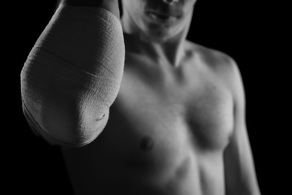 포토 JPG 해외이미지 백인 남자 흑백 실내 한명 상반신 성인 앞모습 고통 붕대 보여주기 팔꿈치 성인남자한명만 해외포토 서양인 1 감정 뷰포인트 모션 촬영기법 사람 내부 신체부위 팔 남자한명만 성인남자만 파일형식 이미지허브