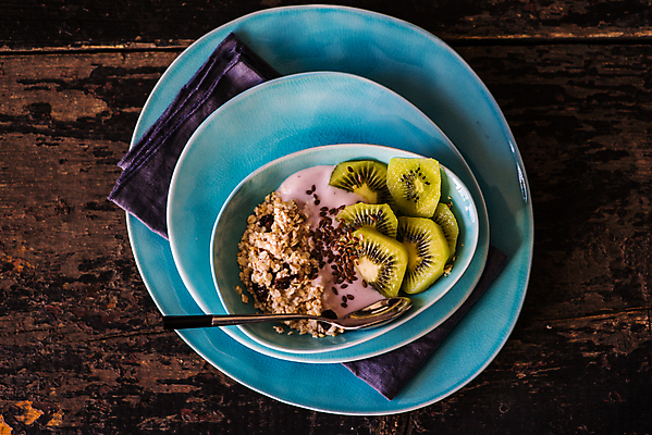 포토 JPG 해외이미지 그릇 실내 키위 사람없음 하이앵글 숟가락 식탁보 요거트 뮤즐리 그래놀라 나무배경 해외포토 식기 음식 뷰포인트 백그라운드 과일 유제품 수저 내부 파일형식 이미지허브