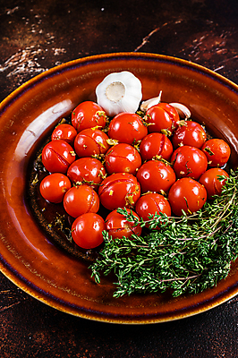 포토 JPG 해외이미지 접시 토마토 방울토마토 실내 마늘 사람없음 백리향 나무배경 마리네이드 해외포토 식기 음식 백그라운드 채소 내부 파일형식 이미지허브