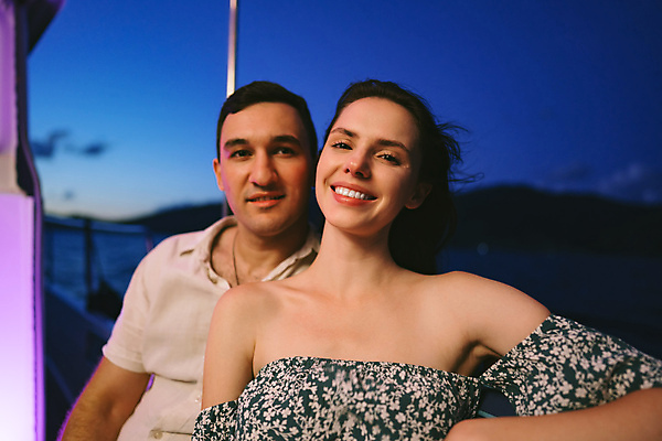 포토 JPG 해외이미지 백인 커플 응시 여자 남자 여행 요트 함께함 상반신 성인 야외 두명 앞모습 여름휴가 바캉스 야간 성인만 해외포토 자연요소 서양인 시선 뷰포인트 컨셉 배_교통 관계 휴가 사람 파일형식 여름_계절 이미지허브